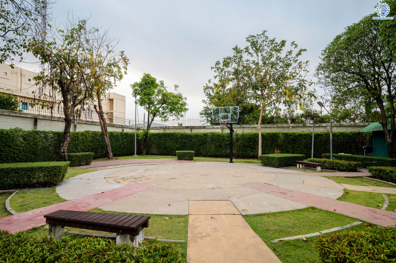 บ้านมือสองตกแต่งใหม่ จากแบรนด์ Sansiri โครงการ เศรษฐสิริ วงแหวน-สุขาภิบาล2 บ้านเดี่ยวหลังมุม เนื้อที่ 70.10 ตร.ว. พื้นที่ใช้สอย 166.20 ตร.ม. ฟังก์ชัน 3 ห้องนอน 3 ห้องน้ำ 1 ห้องแม่บ้าน 2 ที่จอดรถ ติดถนนใหญ่เสรีไทย ใกล้จุดขึ้นทางด่วน "วงแหวน-กาญจนาภิเษก" และ ใกล้รถไฟฟ้าสายสีชมพู "สถานีนพรัตน์"...